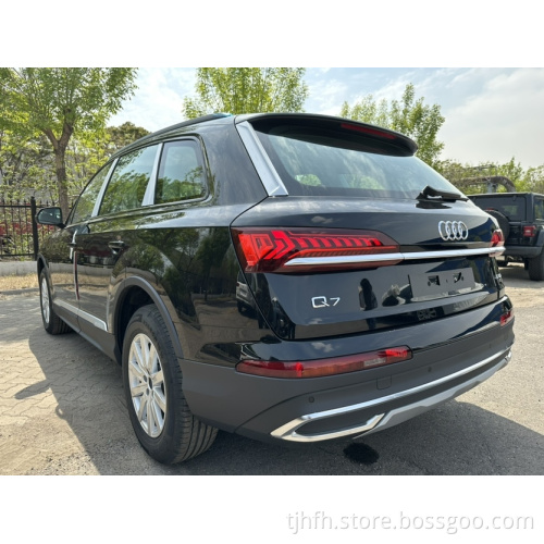 2023 Audi Q7 45 TFSI Quattro S Line 8AT 2.0T 265 CV L4 4WD SUV Auto a benzina SUV di lusso